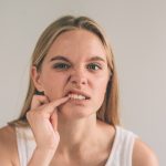 歯茎が下がって見た目が気になる場合はどうやって治す？