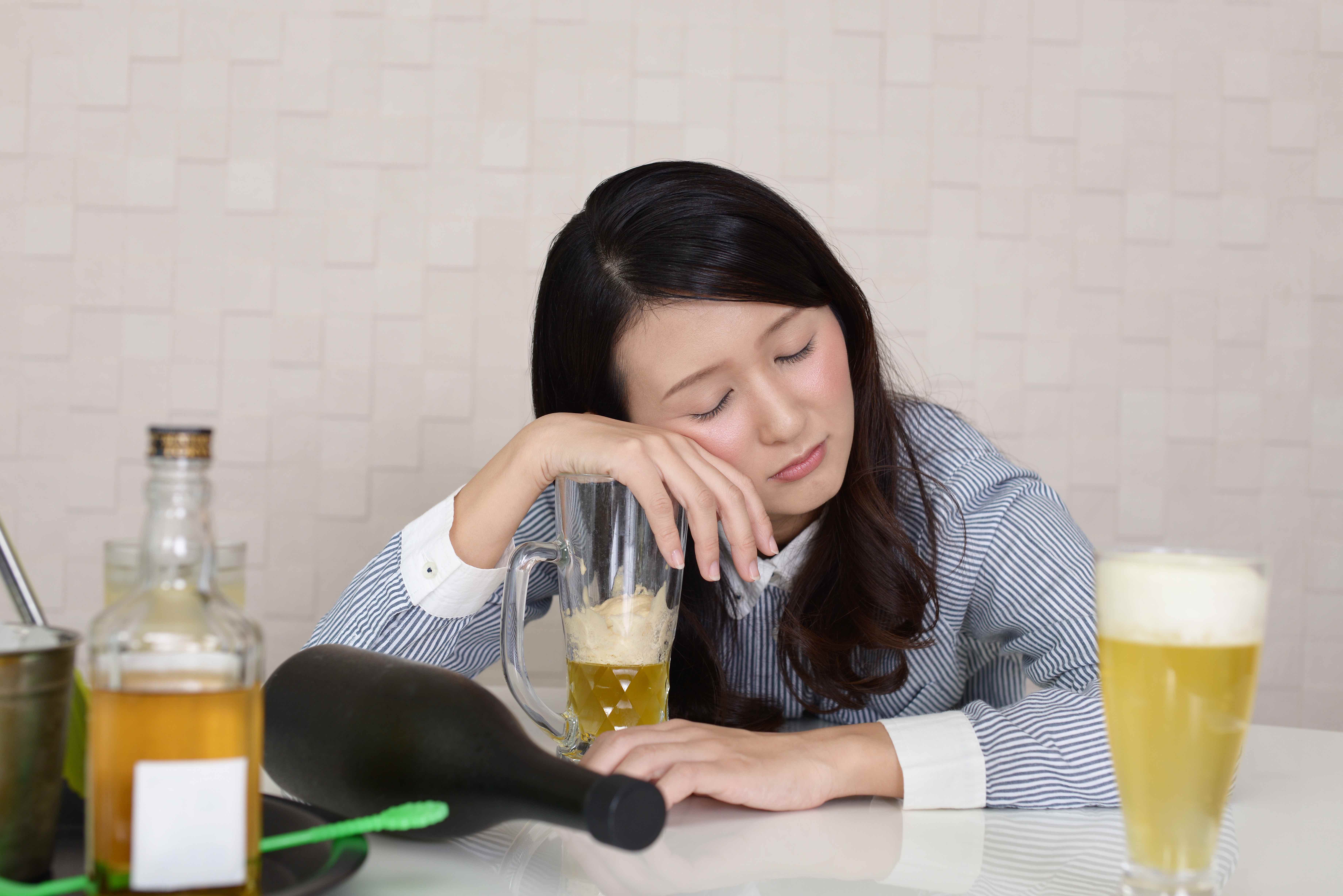 アルコール依存症は虫歯や歯周病になりやすい？お酒と歯の話